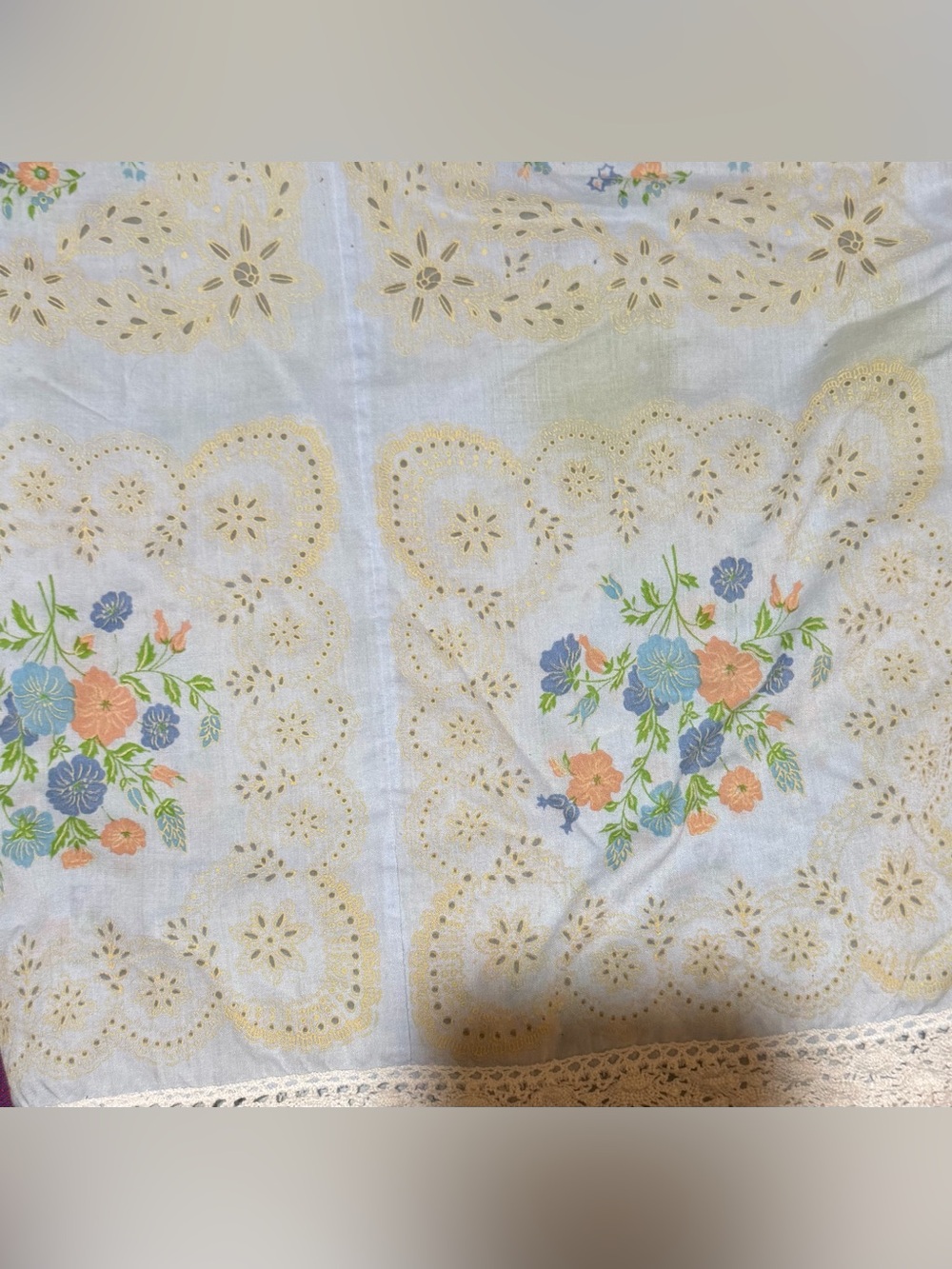 Vintage Floral Tablecloth With Lace Pattern - Picture 8 of 8